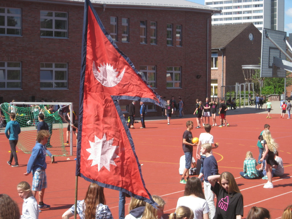 Die Flagge (ein Original aus Nepal) haben wir von meinem Großvater geliehen.